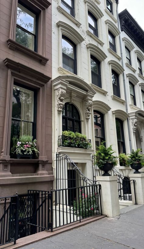 Brownstone Homes Interior, European Townhouse, Upper East Side House, Brownstone Townhouse, Brownstone House, Brownstone Homes, New York Brownstone, Exterior Balcony, New York Townhouse