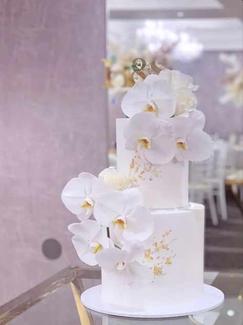 Gorgeous Wedding Cake Classy, Wedding Cake Orchids White, Modern Wedding Cake 2023, Simple Wedding Cake 2 Tier Flowers, Wedding Cakes With Orchids, Orchid Decoration Wedding, Cake With Orchids, Iconic Cakes, Classy Wedding Cakes