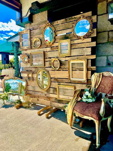 Pallet Wall Wedding Backdrop, Rustic Selfie Wall, Pallet Wall Wedding, Wedding Pallet Backdrop, Rustic Mirror Seating Chart Wedding, Vintage Backdrop Photobooth, Mirror Collage Wall, Barn Wedding Seating Chart, Wood Backdrop Wedding