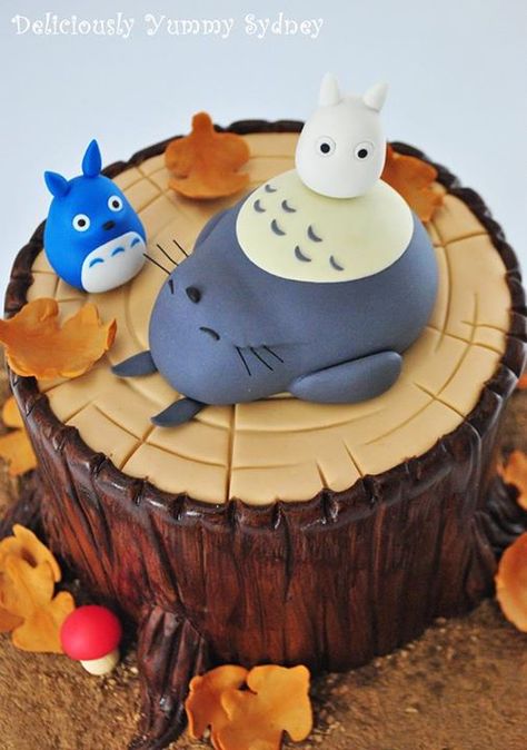 Totoro cake. It's my birthday this month. Perhaps I could ask for a cake like this! Totoro Cake, Totoro Party, Torte Creative, Diy Keramik, Anime Cake, Kawaii Food, My Neighbor Totoro, Edible Art, Fancy Cakes