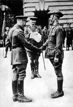 George V presenting a soldier with Victoria Cross Honour during WW1 Victoria Cross, Queen Alexandra, A Soldier, British Royalty, Wasp, Prince And Princess, Swans, British Royal Family, British Royals