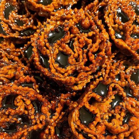 CARTELLATE AL VINCOTTO (APULIAN FRIED ROSE-SHAPED COOKIES) - Cooking Italians Italian Fried Dough, Italian Fries, Italian Christmas Recipes, Fig Cookies, Pecan Pie Cookies, Italian Christmas Cookies, Italian Cookie Recipes, Fried Dough, Sweet Wine