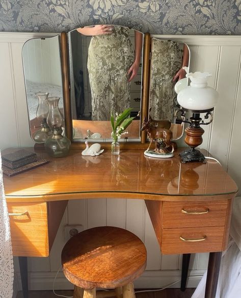 Small Vintage Apartment Decor, Two Mirrors In Bedroom, Vintage Home Furniture, Vintage Vanity Ideas Bedroom, Vintage Makeup Desk, Eclectic Vanity, Mcm Vanity, 70s Vanity, Vintage Dressing Rooms