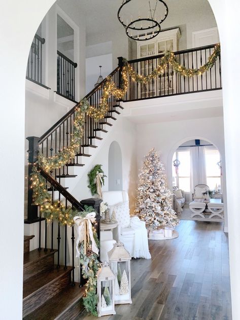 درج السلم, Christmas Stairs, My Texas House, Christmas Staircase, Christmas House Lights, Staircase Decor, Noel Christmas, Exterior House Colors, Holiday Home Decor