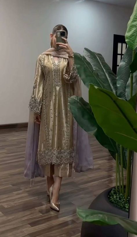 Hijab Indian Outfit, Heavy Dresses Indian Suits, Ubtan Dresses Pakistani, Engagement Suits Women, Pakistani Heavy Suits, Heavy Pakistani Suits Party Wear, Heavy Salwar Suit, Dresses Pakistani Wedding, Butterfly Dresses