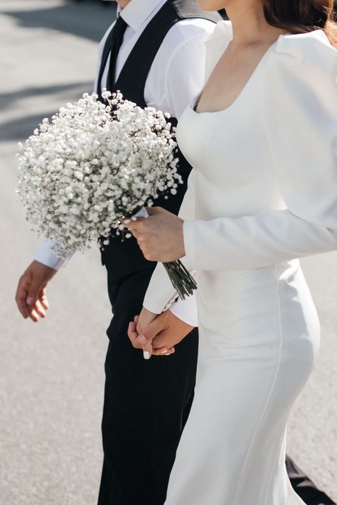 Wedding Jerb Ideas, Simple Wedding Bouquets, Simple Wedding Gowns, Wedding Couple Photos, Wedding Details Photography, Stylish Wedding Dresses, Wedding Picture Poses, Wedding Couple Poses Photography, Fancy Wedding Dresses