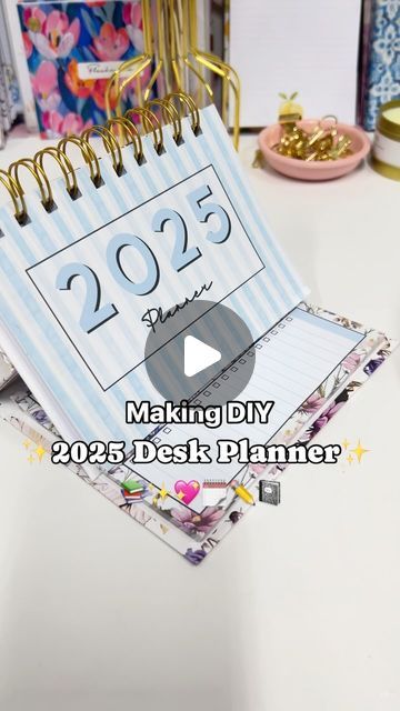 Planify Pro - Planner Design Program on Instagram: "Making DIY 2025 Desk Planner 😍✨🗓️ It stands and it has notepads too!! 🙈💕This is what you’ll need:

Materials & Equipments:
- Chipboard
- Any kind of paper
- White glossy sticker paper
- O-wires
- Cinch Machine
- PVA if you make Notepads

The inserts are in the A6 size. Both the Cover and inserts have been designed in planify pro. There also is a commercial license available for sellers ✅ Included are all patterns, graphics, templates, fonts etc ✨" Diy Desktop, Desk Cover, Desk Planner, Brain Supplements, Desk Planners, A6 Size, Planner Design, Design Program, Diy Arts And Crafts