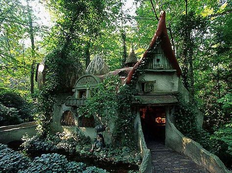 Forest House in Holland 5 Magical Cottages That Look Like They Have Been Taken Out of Fairy Tales! A House In The Woods, Magical Cottage, Unusual Houses, Fairytale Houses, Fairytale Book, Fairy Tale Cottage, Magical House, Fairytale House, Storybook Homes