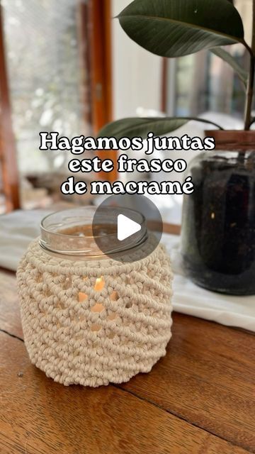 Aprendé macramé desde tu casa on Instagram: "¿Querés aprender a hacer este frasco de macramé?  Taller presencial: 👉🏻Lunes 12/08 de 10 a 13hs en Recoleta (Pasaje 1200). Incluye todos los materiales para hacer el frasco y video paso a paso para que lo recrees en tu casa.  Video Tutorial: 👉🏻Accedé AHORA al video tutorial en el link de mi perfil @laquintaencasa, buscalo en “Tutoriales Individuales”. Lo abonas y te envío el link por mail dentro de las 24hs.  ¿No es divino? ¿Lo harías?  #macrame #macrameonline #macramepresencial #macramediy #frascomacrame" Macrame Jars Tutorial, Macrame Jar Cover Diy, Macrame Tutorial, Macrame Diy, Video Tutorial, Glass Jars, Macrame, Knitting, Crochet