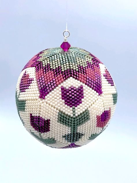 Lovely Beaded Christmas Balls by TheBeadEngineer - The Beading Gem's Journal Tulip Quilt, Free Jewellery Making Tutorials, Beaded Ornament Covers, Diy Beaded Ornaments, Tulip Colors, Beaded Christmas Ornaments, Christmas Bead, Beaded Bracelet Patterns, Beaded Ornaments