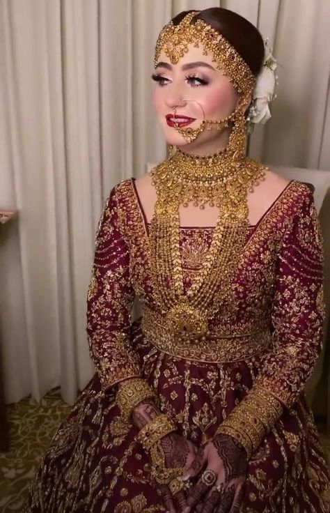 Bride With Matha Patti, Engagement Ring Non Traditional, Necklace Women Gold, Women Gold Chain, Pakistani Bridal Makeup, Red Bridal Dress, Pakistani Bridal Jewelry, Indian Bridal Photos, Lehenga Designs Simple