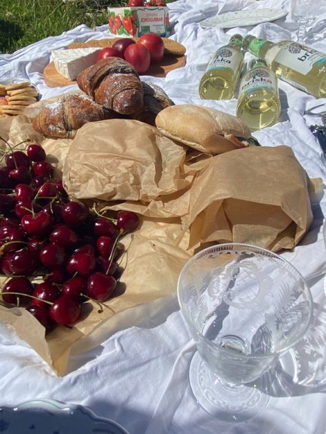 70s Picnic Aesthetic, Red Picnic Aesthetic, Cherry Picking Photoshoot, Cherry Picking Aesthetic, Vintage Cherry Cake Aesthetic, Picnic Inspo, Cherry Picking, Picnic Aesthetic, Vintage Americana