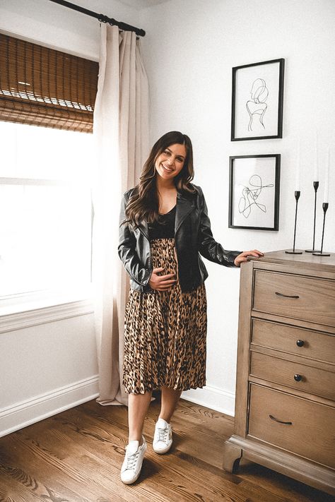 Maternity Leopard Skirt, Curvy Pregnant Outfits, Pregnant Skirt Outfit, Skirt Styling Ideas, Curvy Pregnancy Fashion, Pregnant Fits, Curvy Maternity Fashion, Preg Outfits, Leopard Dress Outfit