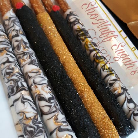 Black And White Pretzels, Tuxedo Pretzel Rods, White And Gold Chocolate Pretzels, Black And Gold Chocolate Pretzels, Chocolate Cover Pretzels Rods, Architecture Cake, Dipped Pretzel Rods, Gold Dessert, Dessert Table Birthday