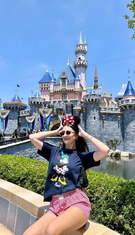 15 Disneyland Outfit Ideas for Moms: Stylish and Comfortable Tips Disney Orlando Outfits, Mommy And Me Disney Outfits, Disney Outfits Aesthetic, Disney Park Outfits, Aesthetic Disney Outfits, Cute Disney Fits, Mommy And Me Disney, Disney Outfits Women Summer, Outfit Aesthetic Ideas