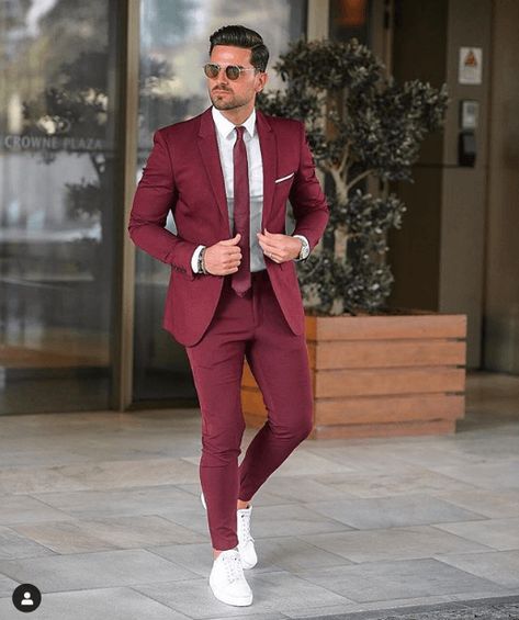 Outfits with Sneakers (8) Maroon Suit, Suits And Sneakers, Terno Slim, Blazer Outfits Men, Dinner Suit, Wedding Suits Groom, Designer Suits For Men, Groomsmen Suits, Party Suits