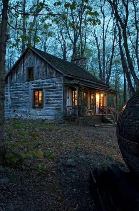 Rise and Shine (26 Photos) - Suburban Men Old Log Cabin, Rustic Cabins, Old Cabins, Old Cabin, Little Cabin In The Woods, Forest Cabin, Cottage Life, Cottage Cabin, Cabin Living