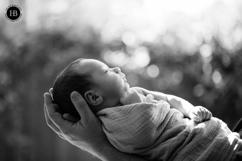 Outdoor Newborn Photos, Outdoor Baby Photography, Outdoor Newborn Photography, Newborn Photo Pose, Newborn Family Pictures, Newborn Baby Portraits, Foto Newborn, Newborn Photography Boy, Newborn Family Photography