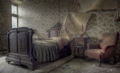 A creepy bedroom that had the wallpaper climbing off the walls like the shape of a ghost above your bed . for sure a creepy room to stay the night . Creepy Bedroom, Abandoned Belgium, Peeling Wallpaper, Derelict Buildings, Abandoned Property, Abandoned Mansion, Abandoned Hospital, Abandoned Castles, Expensive Furniture