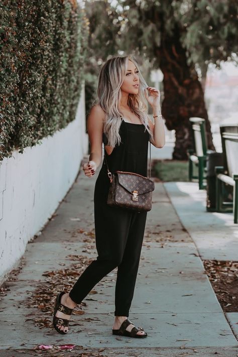 Vuitton Outfit, Louis Vuitton Outfit, Pochette Louis Vuitton, Cute Overalls, Sandals Outfit, Mode Casual, Louis Vuitton Shoes, Thanksgiving Outfit, Louis Vuitton Handbags