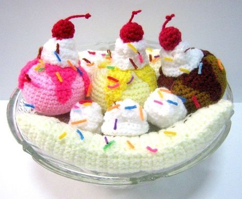 Knitted foods © 2016 brilio.net Crochet Ice Cream, Banana Split Ice Cream, Ravelry Crochet, Food Patterns, Toy Food, Crochet Food, Crochet Kitchen, Felt Food, Fun Crochet Projects