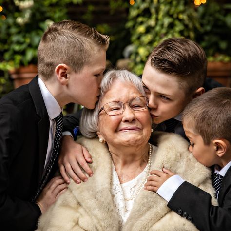 Great Grandparents Photoshoot, Grandmother With Grandchildren Photo, Grandparent Pictures Poses, Family Photos Grandparents Grandchildren, Photo Shoot With Grandparents, Grandparent Poses Family Pics, Grand Parent Photo Shoot, Family Photo With Grandma, Grandmother And Grandkids Photoshoot