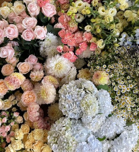 the sweetest pastel tones 💌 Pastel Flowers Aesthetic, Pastel Bouquet, Bouquet Inspiration, Prom Theme, Pastel Roses, Flowers Aesthetic, Pastel Flowers, 2025 Vision, Sweet Sixteen