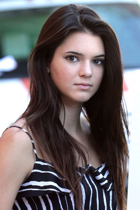 Kendall Jenner no makeup beautiful. She looks like Kylie here. Kendall Jenner No Makeup, Kendall Jenner Without Makeup, Kylie Jenner 2013, Kendall Kardashian, Kendall Jenner Tumblr, Kendall Jenner Hair, Jenner Hair, Kendall Jenner Makeup, Kardashian Beauty