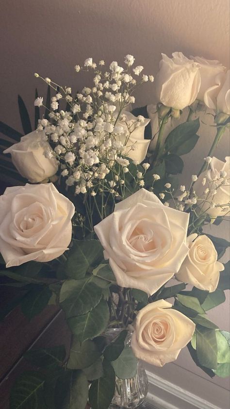 Bouket Flowers Aesthetic, White Roses Aesthetic Wallpaper, White Roses Aesthetic, Wallpaper Mawar, White Flower Bouquet, Wallpaper Rose, Doing Your Best, White Rose Flower, Boquette Flowers