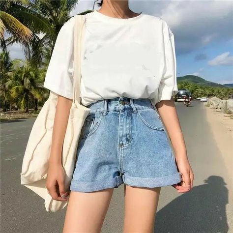 Cute Shorts Spring, Simple Outfits With Shorts, Retro Shorts Outfit, Outfit Inspo Summer Shorts, High Waist Denim Shorts Outfit, Wide Shorts Outfit, Cute Korean Summer Outfits, Shorts Outfit Korean, Denim Shorts Outfits Women