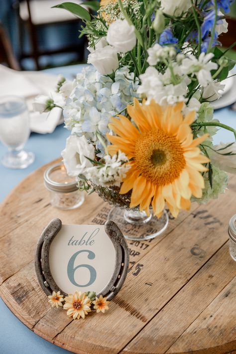 Horse Shoe Table Number Wedding, Horse Theme Wedding Decor, Elegant Western Wedding Decor, Horse Shoe Wedding Decoration, Farmer Wedding Ideas, Horseshoe Wedding Table, Horse Wedding Ideas, Horse Wedding Theme, Horseshoe Wedding Decorations