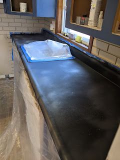 $200 DIY Epoxy Countertops Black Glitter Countertop, Leggari Epoxy Countertops, Black Epoxy Countertops, Gray Epoxy Countertops, Black Epoxy Countertop, Countertop Redo Cheap, Diy Epoxy Countertop, Epoxy Counters, Spray Paint Countertops