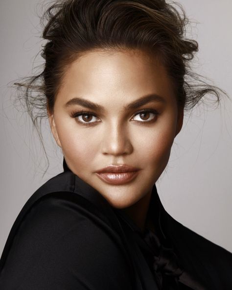 chrissy teigen on Instagram: “@tal_abudi @shalevlavan @shay_shaz @maryphillips” Chrissy Teigen Makeup, Chrissy Teigen Model, Dramatic Gamine, Eyebrow Makeup Tips, Messy Updo, Galia Lahav, Sofia Richie, Chrissy Teigen, John Legend