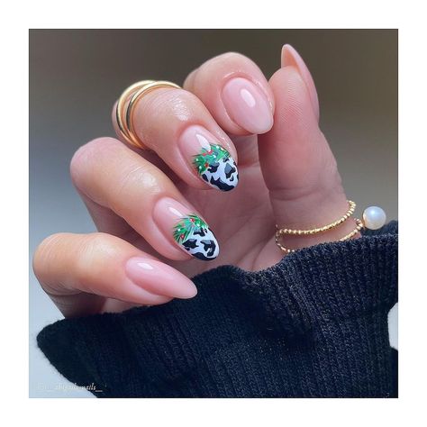 Christmas Cow Nails Acrylic, Winter Cow Print Nails, Cow Print Christmas Nails, Christmas Cow Print Nails, Cow Christmas Nails, Christmas Cow Nails, Christmas Western Nails, Cowboy Christmas Nails, Country Christmas Nails