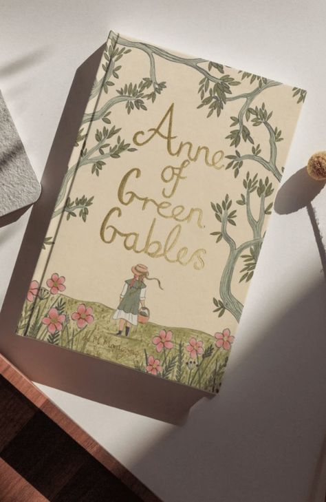 A beautiful hardback edition of Lucy Montgomery's story of the wildly creative and imaginative eleven year old orphan, Anne of Green Gables. Anne Of Green Gables Book Cover, Green Gables Aesthetic, Anne Of Green Gables Aesthetic, Anne Of Green Gables Book, Tom Sawyer, Anne Shirley, Book Nook, Anne Of Green, Meaning Of Love