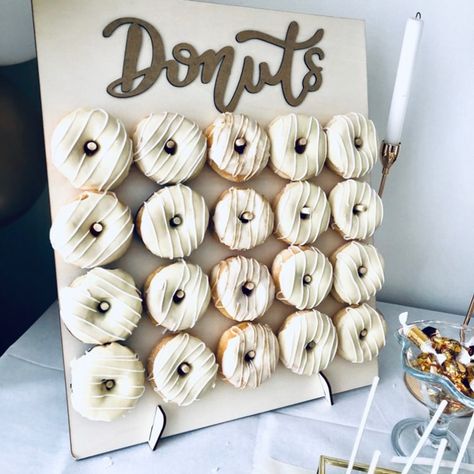 Wedding Decoration Table, Donut Display, Donut Stand, Anniversaire Diy, Wedding Favors And Gifts, Cupcake Stands, Dessert Party, Donut Wall, Donut Party