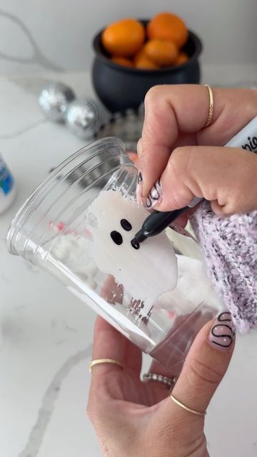 Deborah Trette on Instagram: "ghost milk — i’ve seen a few versions of these treats with lattes but figured I’d switch it up a bit and make halloween treats for the girls! 👻 all you need is marshmallow fluff, clear cups, a sharpie and some delicious chocolate milk! save and share 💫 #halloween #halloweenideas #halloweentreats #spookycute #treatsforkids #easydessert #partyideas #partyforkids #halloweenfood" Ghost Themed Drinks, Ghost Hot Chocolate, Ghost Chocolate Milk, Pudding Ghost Cups, Peter Gundry, Ghost Milk, Autumnal Activities, Marshmallow Fluff Ghost Cup, Marshmellow Halloween Treat