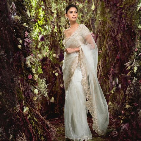 White Net Saree, Tissue Organza Saree, Shyamal And Bhumika, Bridal Sari, Desi Outfits, Traditional Blouse Designs, Indian Saree Blouses Designs, Bridal Lehengas, Saree Trends