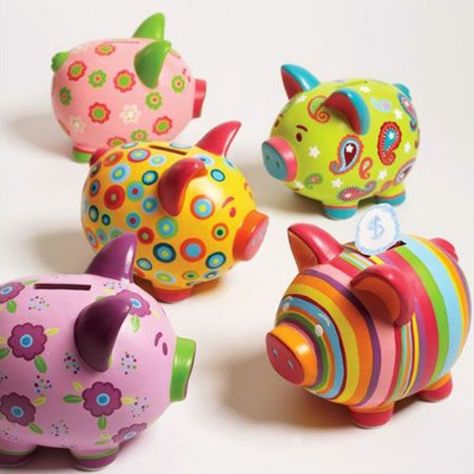 40 Cool and Useful Piggy Bank Ideas - Bored Art Piggy Bank Diy, Pig Bank, Diy Tricot, Personalized Piggy Bank, Bank Design, Paint Your Own Pottery, Cute Piggies, This Little Piggy, Piggy Banks