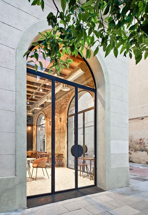 Restaurant Door, Barcelona Restaurants, Restaurant Pictures, Smooth Concrete, Terrazzo Tile, Terrazzo Tiles, Entrance Foyer, Traditional Building, Cafe Interior Design