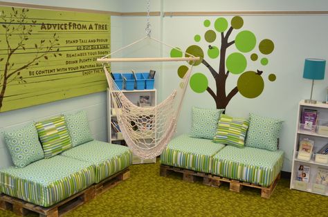 Classroom Simple: Classroom Makeover - Love these pallet benches, and so many other furniture & layout ideas here. Reading Corners, Classroom Seating, Classroom Makeover, Classroom Layout, Decor Classroom, Classroom Furniture, Flexible Seating, New Classroom, Reading Classroom