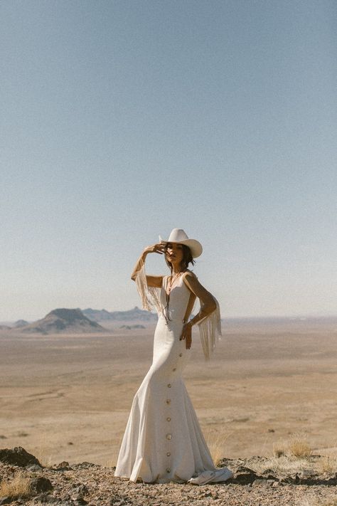 Cowgirl Wedding Dress, Vestidos Country, Desert Wedding Dress, Fringe Wedding Dress, Fringe Sleeves, Western Style Wedding, Western Themed Wedding, Cowgirl Wedding, Western Wedding Dresses