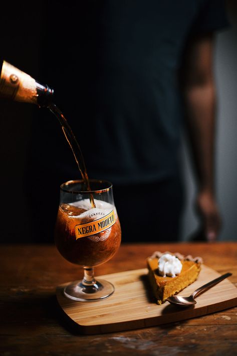 Beer Ideas, Beer Pairing, Beer Photography, Beer Photos, Thanksgiving Dinner Menu, Beer Food, Pub Food, Drink Photography, Brown Table