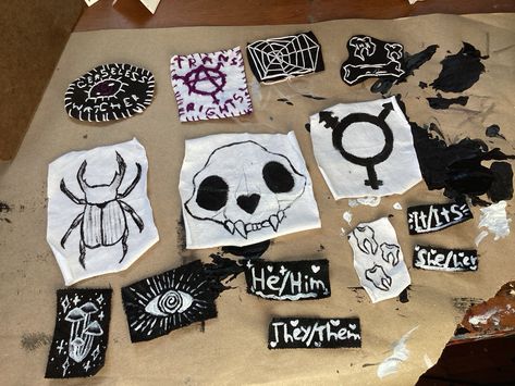 Diy Punk Shirt Ideas, Patches For Pants, Patch Pants Punk Ideas, Patch For Jacket, Patch Inspo Punk, Ideas For Patches, Patch On Clothes, Where To Put Patches, Backpack Patches Ideas