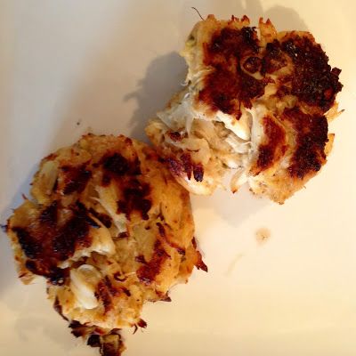 Bobby Flay Crab Cakes @keyingredient #bread Aoli Recipe For Crab Cakes, Salmon Cakes Food Network, Bobby Flay Crab Cakes Recipe, Bobby Flay Shrimp, Crab Cakes With Panko Bread Crumbs, Celebrity Chef Recipes, Bobby Flay Recipes, Food Network Chefs, Gourmet Appetizers