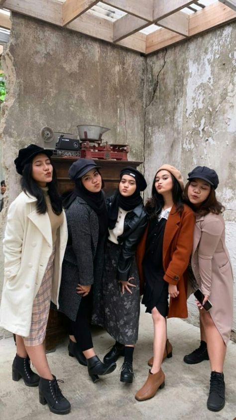 Rekomendasi Photo inspiration #ootdhits #ootd #ootdhijab #ootdfashion #ootdinspiration #lfl #outfitinspiration #fashion #fashionstyle #fashionkekinian #ootdstyle #like #ootdhijabindo #olshopmurah #ootdkekinian #nadheeraluxury #hijabstyle #hijab #ootdindo #fashionmurah #selebgramhits #ootdjilbab #gamismurah #fff #ootdselebgram #hijabers #bajuonlinemurah #olshopbajumurah #olshopbandung #ootdshare Mystery Outfit Style, Yearbook Outfit Ideas Vintage, Outfit Yearbook Vintage, Style Blazer Hijab, Hijab Retro Style, Retro Outfits Hijab, Retro Style Hijab 90s, Retro Fashion Hijab, Outfit Vintage Hijab