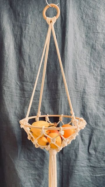 Macrame Fruit Hammock Diy, Macrame Fruit Hanger Diy, Macrame Fruit Hanger, Diy Fruit Basket, Sasha Macramessage, Macrame Baskets, Macrame Basket, Camping Youtube, Macrame Accessories