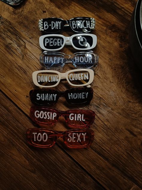 Things To Write On Sunglasses, Glasses With Writing On Them Party, Birthday Glasses Ideas, Party Glasses With Writing, Words On Sunglasses, Party Sunglasses With Writing, Sunglasses With Writing, Writing On Sunglasses, Decorating Sunglasses