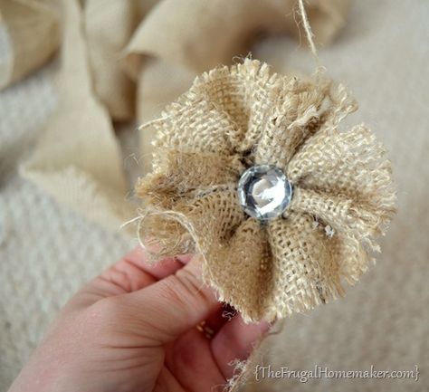 Burlap Flowers Diy, Burlap Rosettes, Deco Champetre, Burlap Projects, Burlap Flower, Burlap Decor, Fabric Flower Tutorial, Diy Burlap, Decor Shabby Chic