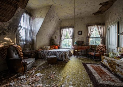 This initially well kept bedroom has been covered by flaked paint and collapsed ceiling after the house has been abandoned Apocalypse Bedroom, Hoarder House, Surreal Places, Queenslander House, Houses In America, Abandoned Property, Creepy Houses, Divorce Papers, Abandoned Homes